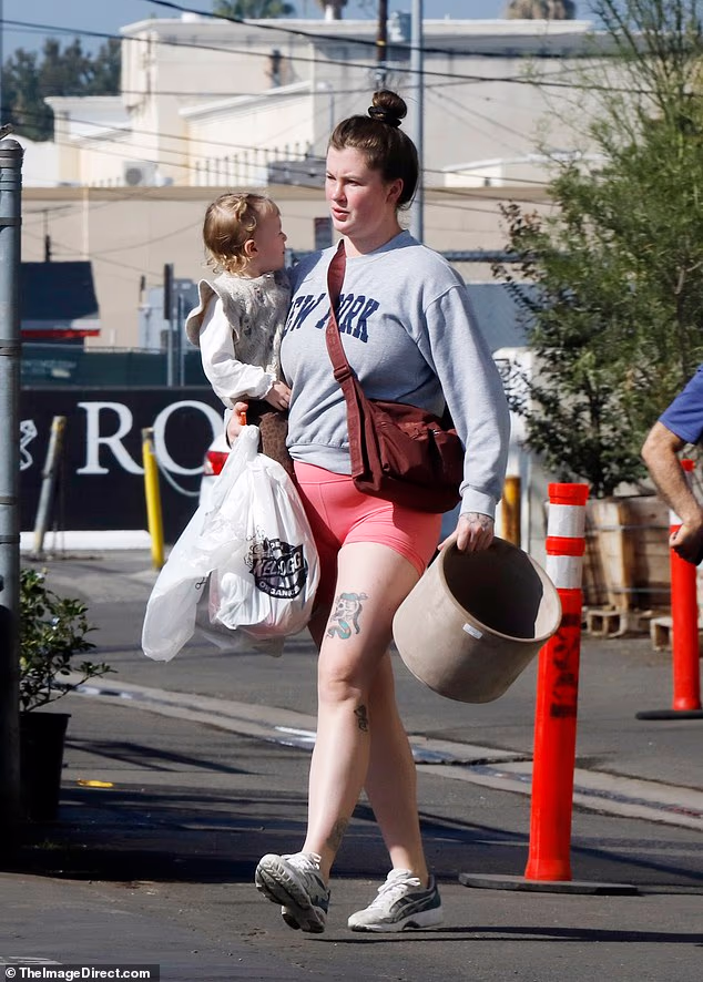 Baldwin je nosio plastične vrećice i držao veliki lonac