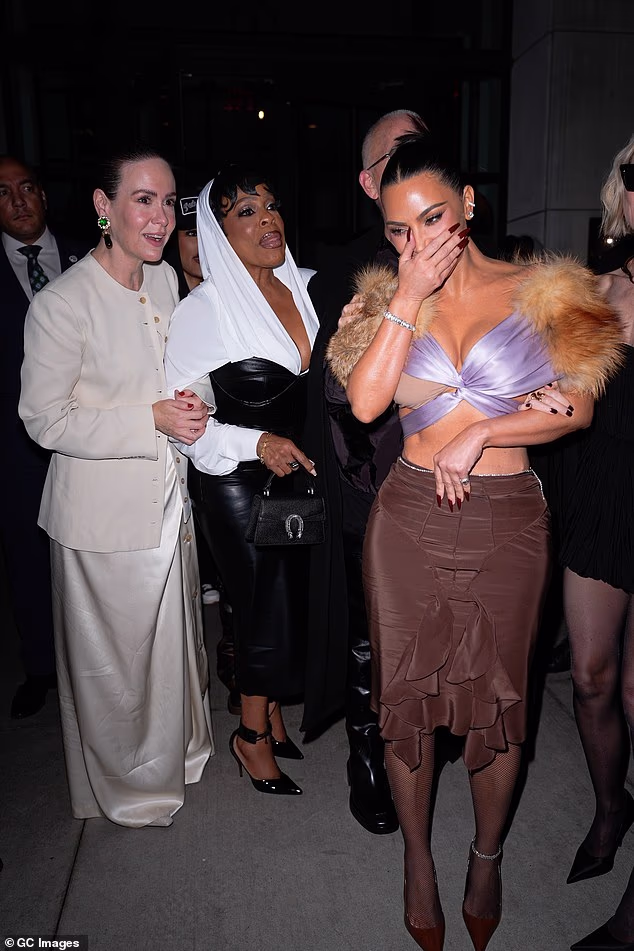 Osnivač SKIMS-a nasmijao se i činilo se da uživa u razmjeni, dijeleći razigrani trenutak s Paulsonom dok su kamere bljeskale i obožavatelji vrištali