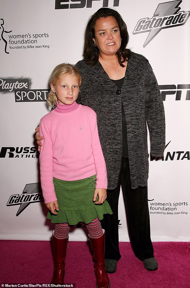 U srijedu je zvijezda serije A League of Their Own (62) podijelila srcedrapateljnu objavu na Instagramu s mnogo mlađom fotografijom svoje kćeri Chelsea, koja sada ima 28 godina (na slici iz 2006.)