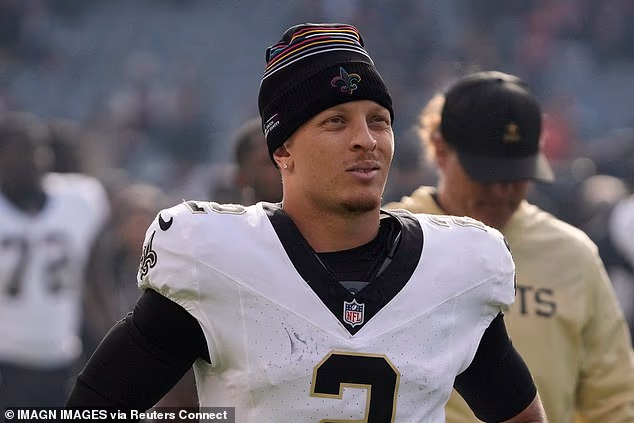 Shough preuzima početnu poziciju beka umjesto Spencera Rattlera koji se bori (iznad)