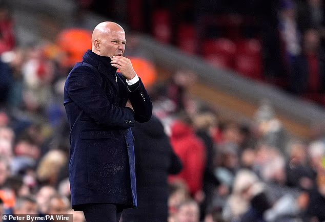 Arne Slot branio je svoj izbor momčadi nakon što je dosta izmijenjena momčad Liverpoola pretrpjela šesti poraz u sedam utakmica