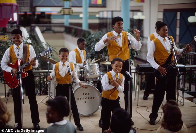 Zatim je te iste godine glumio Marlona Jacksona u dvije epizode The Jacksons: An American Dream; viđen drugi slijeva kao Marlon Jackson 1992