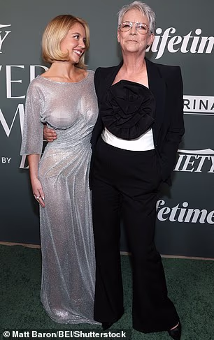 Sweeney i Curtis imali su osmijehe na licima dok su se prijateljski grlili