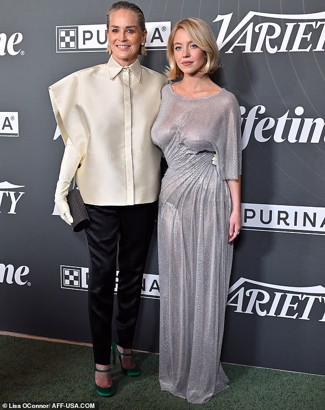 Sweeney i Stone također su se zaustavili na kratkom zajedničkom fotografiranju prije početka događaja