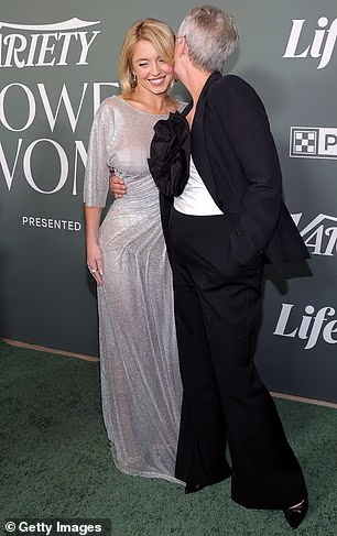 Curtis je bio moderan noseći crni blejzer kao i crne hlače u istom stilu i bijeli top s velikim crnim cvjetnim ukrasom