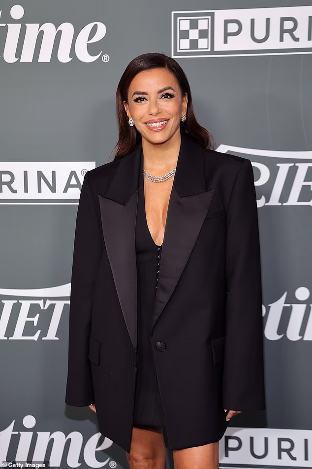 Eva Longoria pokazala je puno nogu u seksi kombinaciji korzet haljine i sakoa