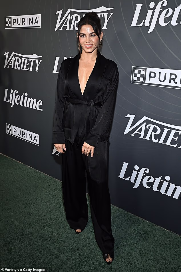 Jenna Dewan odvažila se u svilenkastom topu s dubokim izrezom i hlačama istog stila