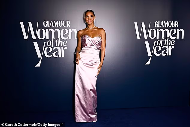 Dodala je da se 'sprema' prije svog prvog većeg posla nakon poroda i priznala da nije spavala 13 tjedana i da je prekrivena 'jarko žutim s**em'