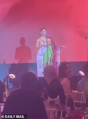 Nosila je prekrasnu svilenu ružičastu haljinu