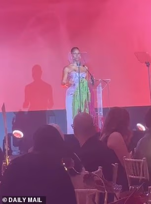 Vick je samouvjereno govorila na pozornici dok je preuzimala posao usred porodiljnog dopusta