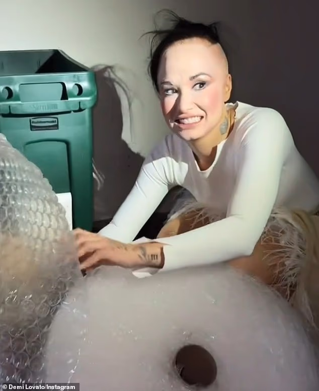 U drugom TikToku, 'Poot' je urnebesno pokazao različite kutove svog 'podrumskog stana' dok je pjevao novi singl Sabrine Carpenter House Tour