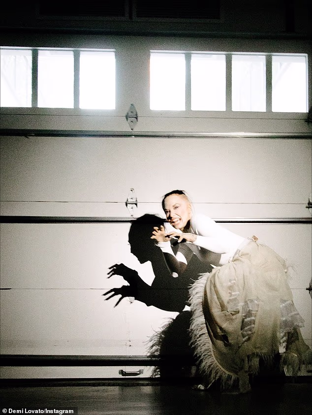 Dugo se pričalo da je Demin alter ego 'zaključan u podrumu' pa je zauzela nekoliko poza u stilu Nosferatua u garaži za smiješno snimanje