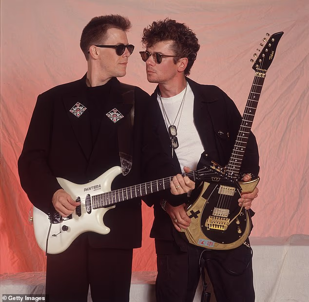 Kad je Layne upoznala Kirka, rekla je da ima višak kilograma, da je nezdrav i da joj se ne sviđa stil odijevanja. Na slici: Kirk (lijevo) i kolega iz INXS benda Jon Farris fotografirani u svojim najboljim danima 80-ih