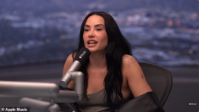 Milenijac koji se školovao kod kuće nastavio je: 'Prošlo je pet mjeseci otkako smo se vjenčali, ali ja sam kao, "Oh, nisam znala da je moguće voljeti te više nego na dan našeg vjenčanja"'