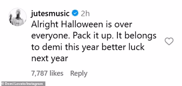 34-godišnja Kanađanka je komentirala: 'U redu, Noć vještica je za sve. Spakiraj se. Ove godine pripada Demi, više sreće dogodine!'