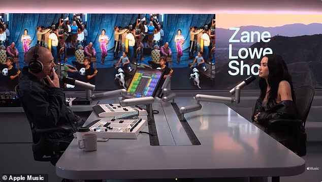 Lovato je u četvrtak izjavila Zaneu Loweu iz Apple Musica: 'Na dan kad sam se udala, rekla sam, 'Ok, to je to. Najviše sam zaljubljen u svom životu, i to će biti zauvijek." I bio sam u krivu jer je samo nastavio rasti'