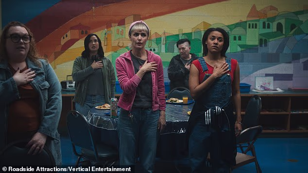 Prošlog mjeseca, Roadside Attractions i Vertical kupili su distribucijska prava u SAD-u za kritički hvaljenu dramu Tow redateljice Stephanie Laing, koja prikazuje brinetu rođenu u Novom Meksiku (2-L) u svojoj prvoj dramskoj glumačkoj ulozi trudne žene Nova iz Seattlea