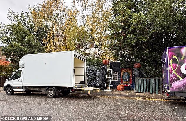 Dok su pripreme bile u tijeku, viđeni su kamioni kako dolaze kako bi postavili izložbu na kojoj su se nalazile lubanje, paučina i brojni izvođači