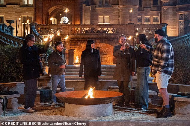 Otkako je snimanje završilo, nekoliko članova glumačke ekipe održavalo je kontakt putem grupnog razgovora. Međutim, televizijska kuća (58) sada je otkrila tko je odbio poziv