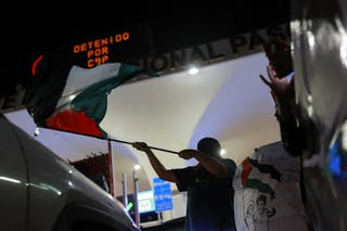 Pro-palestinski demonstrator maše palestinskom zastavom tijekom prosvjeda kako bi osudio presretanje izraelskih snaga o nekim plovilima globalne flotile Sumud s ciljem da dosegne Gazu i razbije izraelsku mornarsku blokadu, na Međunarodnom mostu Paso del Norte, u Ciudad Juarezu, Meksino