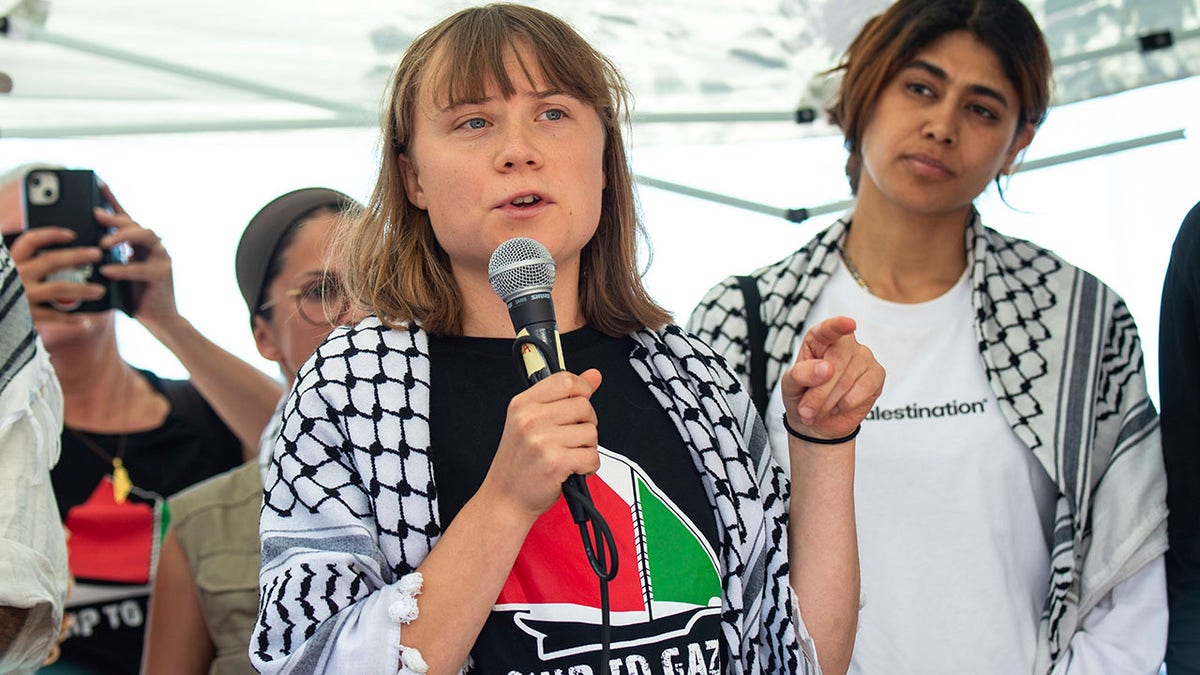 Greta Thunberg govoreći u mikrofon