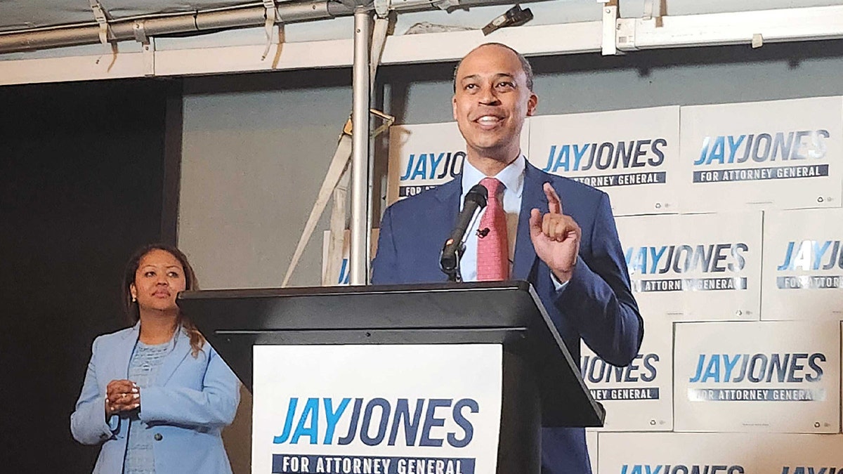 Jay Jones govori iz postolja