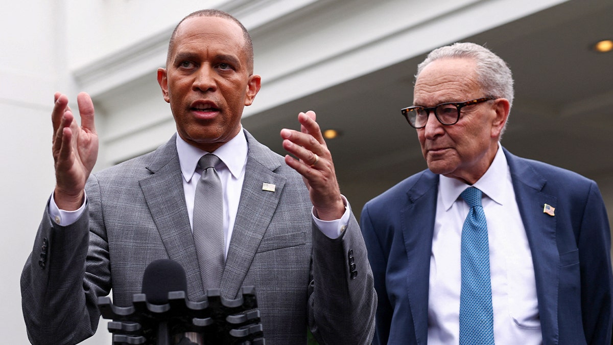 Hakeem Jeffries i Chuck Schumer razgovaraju s medijima