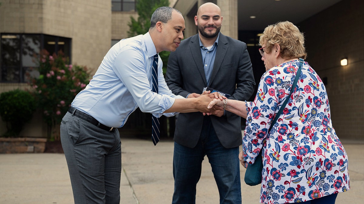 Jay Jones s biračima