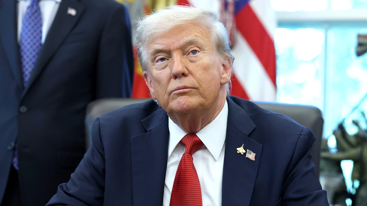 Donald Trump odgovara na pitanja u Ovalnom uredu