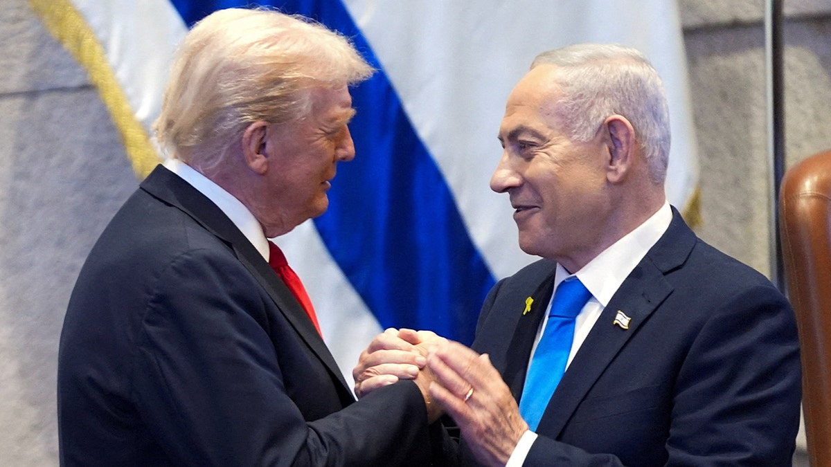 Predsjednik Donald Trump razgovara s izraelskim premijerom Benjaminom Netanyahuom u Knessetu, u ponedjeljak, 13. listopada 2025., u Jeruzalemu.