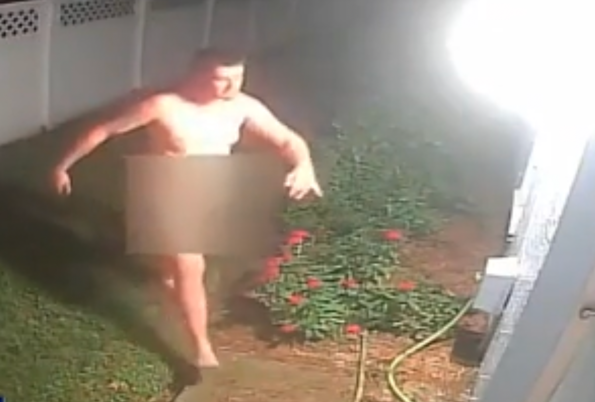 Snimka nadzorne kamere pokazuje kako goli muškarac pokušava kvaku na vratima, skida prozorske mreže, uništava imovinu i pritiska se na staklo kliznih vrata