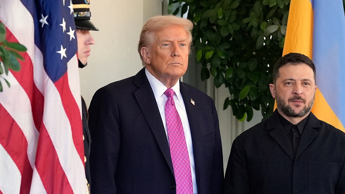 Predsjednik Donald Trump i ukrajinski predsjednik Volodymyr Zelenskyy stoje ispred Bijele kuće