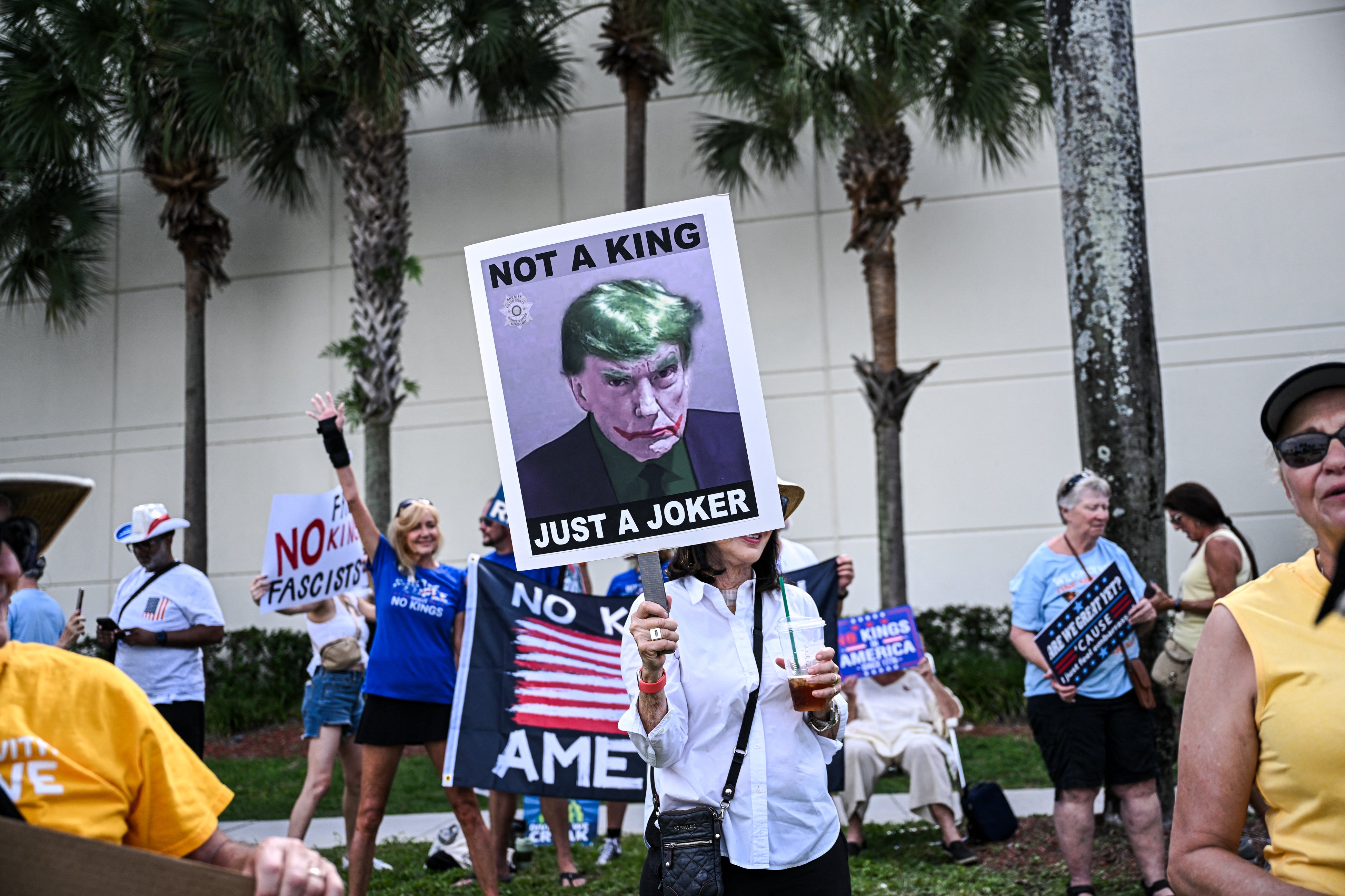 Znak koji prikazuje Trumpa kao Batmana, negativca Jokera, u West Palm Beachu na Floridi