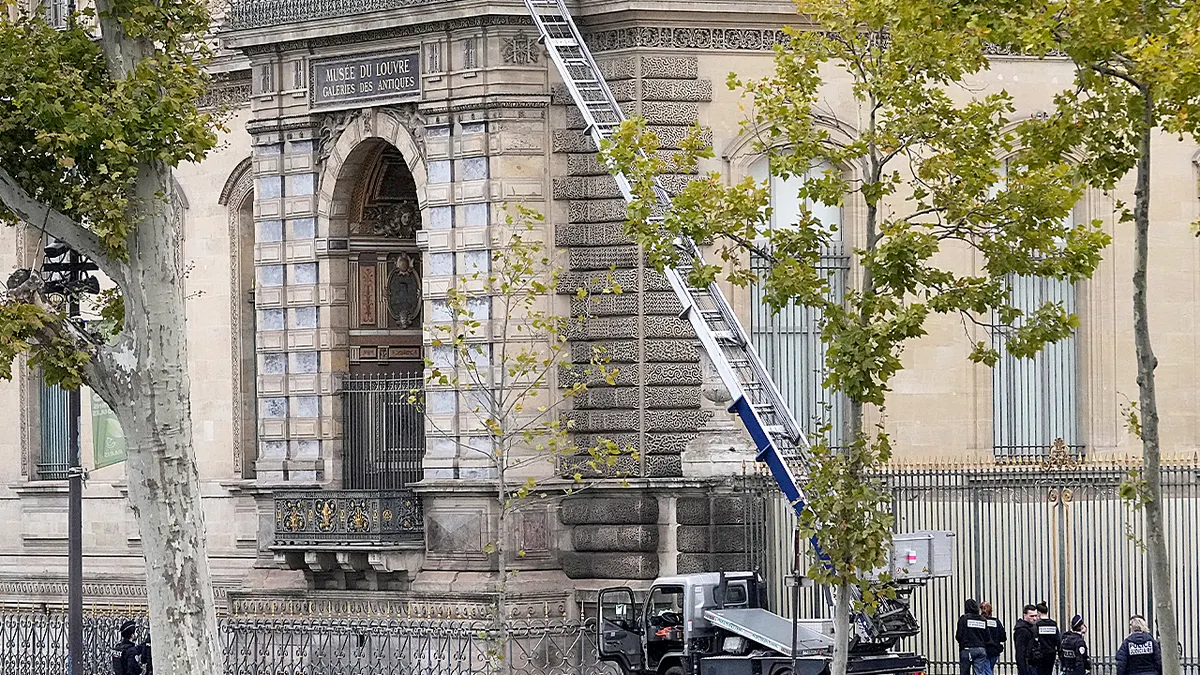 zgrada muzeja Louvre