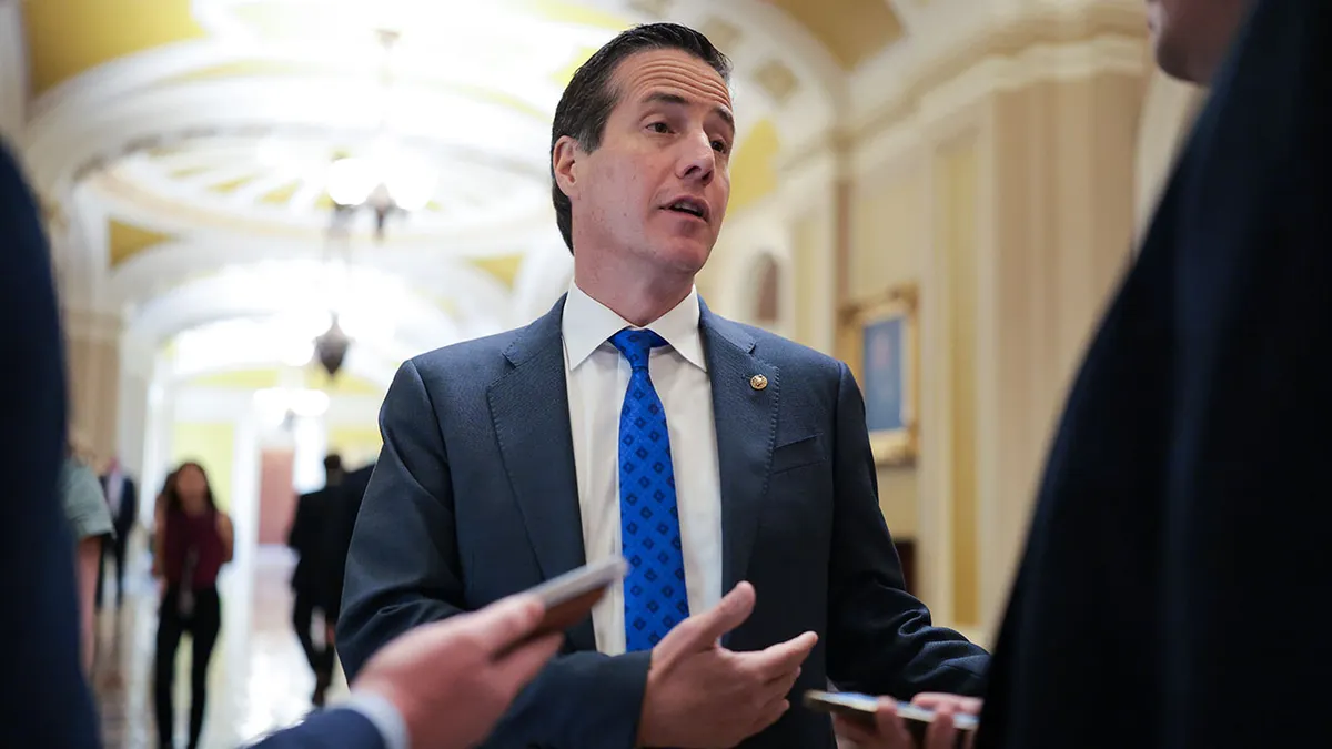 Sen. Bernie Moreno, R-Ohio, razgovara s novinarima.