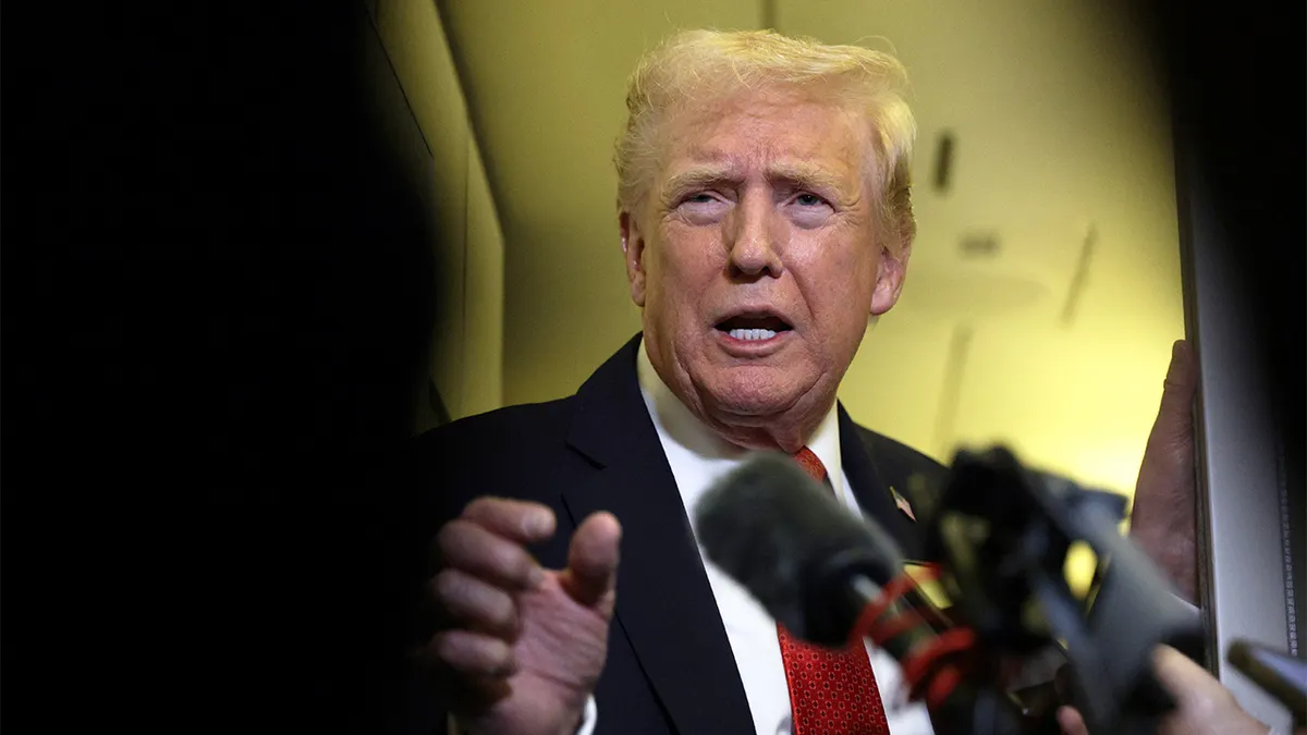 Trump razgovara s novinarima u zrakoplovu Air Force One