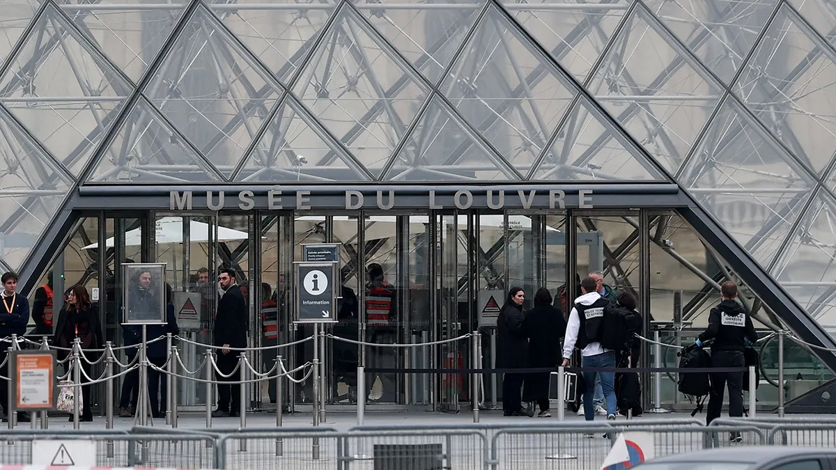 Forenzički policajci stižu u Louvre