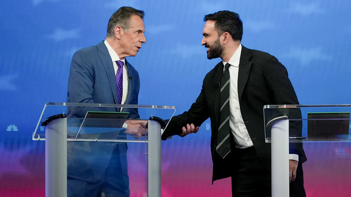 Andrew Cuomo i Zohran Mamdani rukuju se na pozornici za debatu