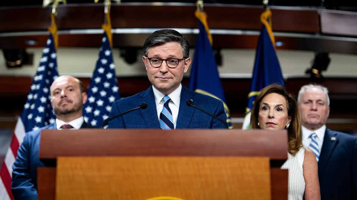Govornik Mike Johnson i njegov voditeljski tim