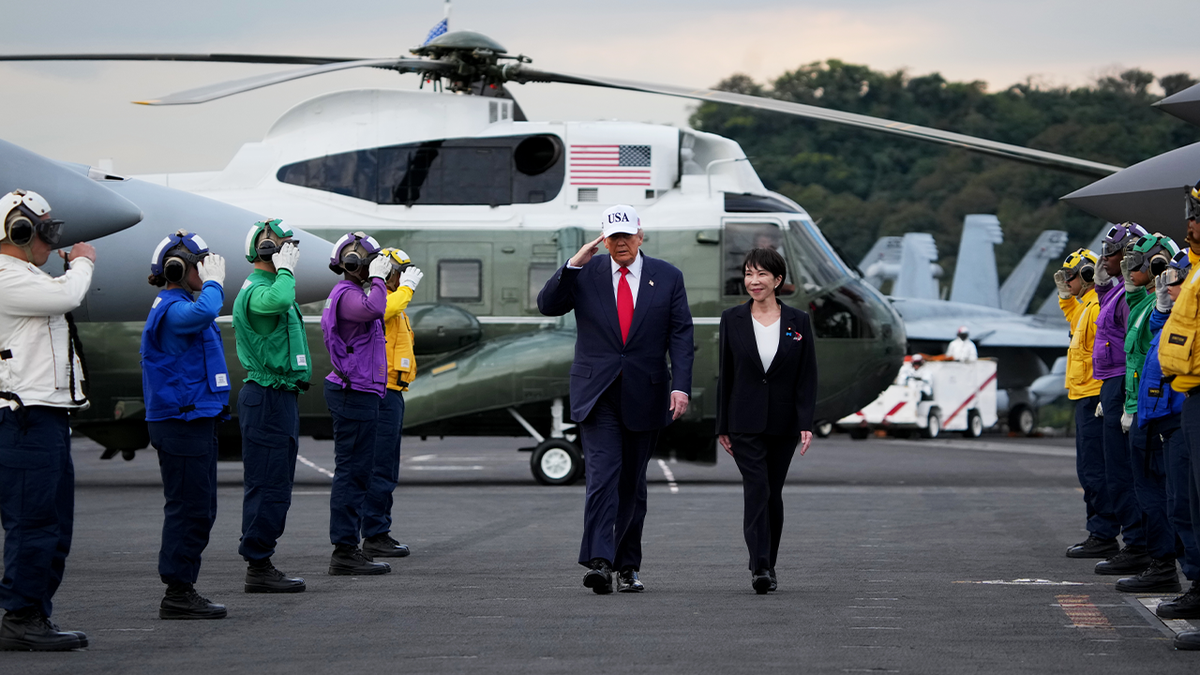 Trump hoda iz helikoptera