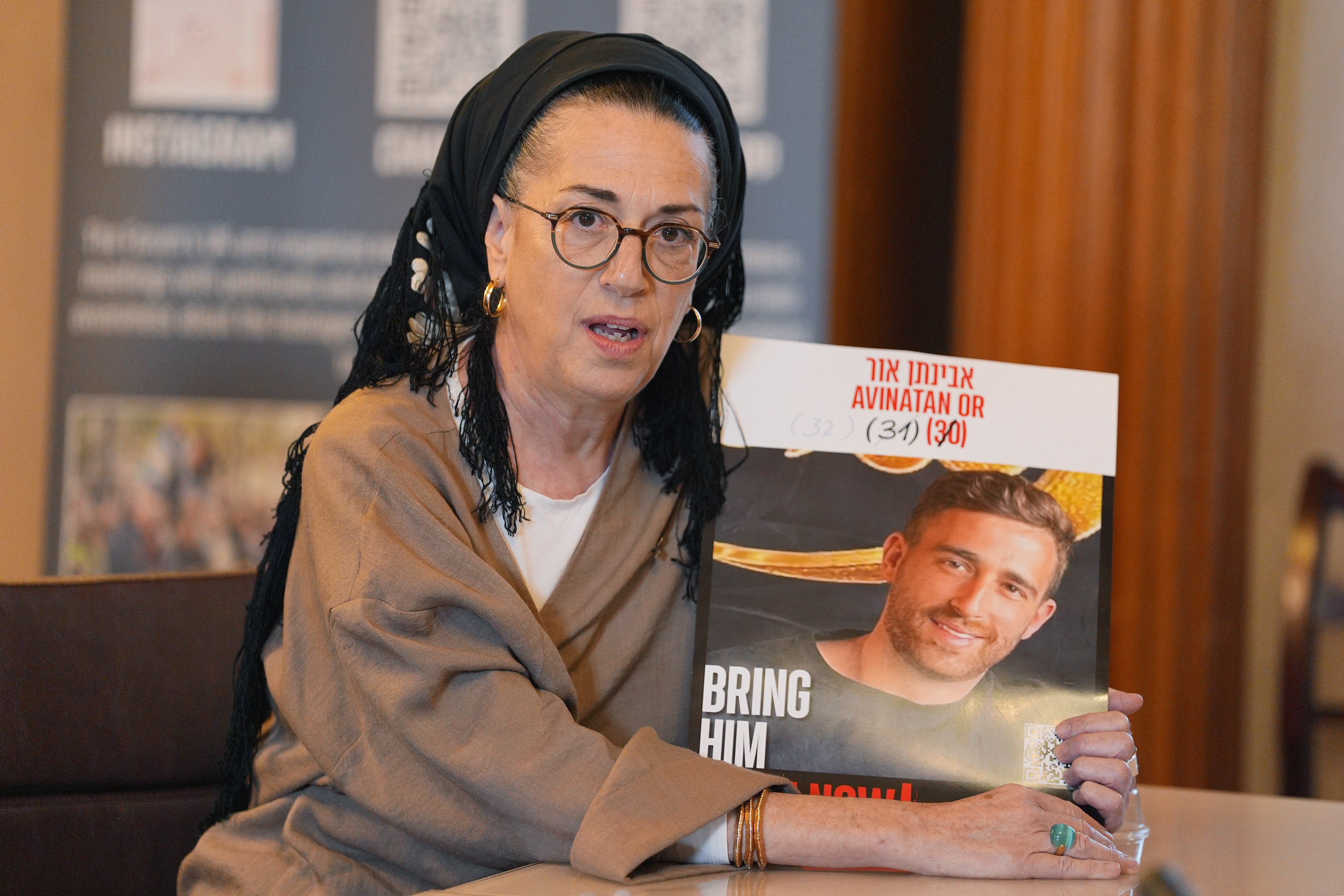 Ditza ili, majka Avinatana ili, u izraelskoj ambasadi u Londonu (Yui Mok/PA)