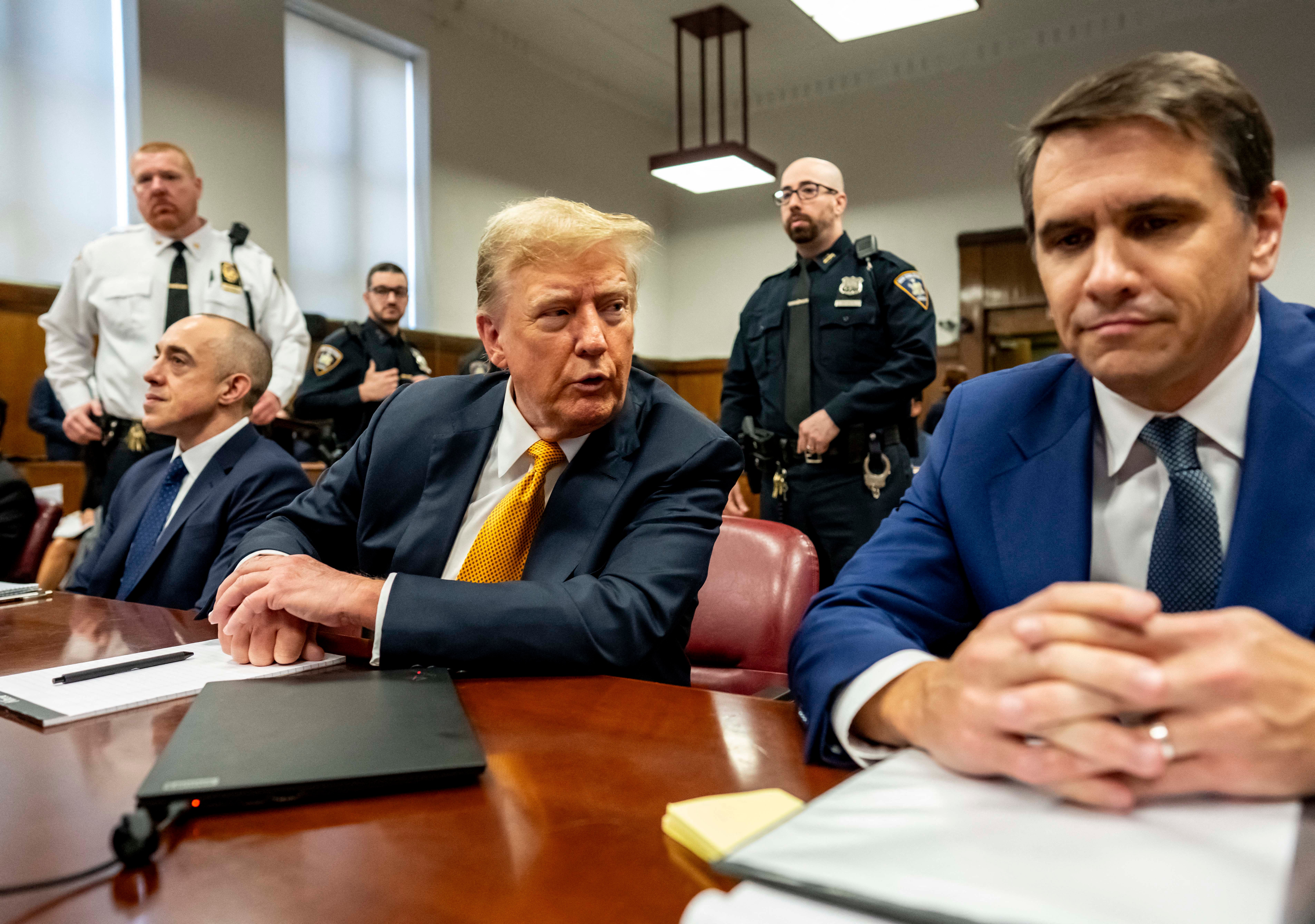 Trump se pojavljuje pred Kaznenim sudom u New Yorku zajedno sa svojim bivšim osobnim odvjetnikom Toddom Blancheom (desno)