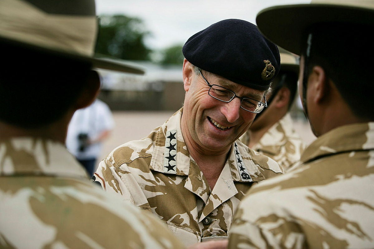 Feldmaršal Lord Richards, na slici s Gurkama 2009