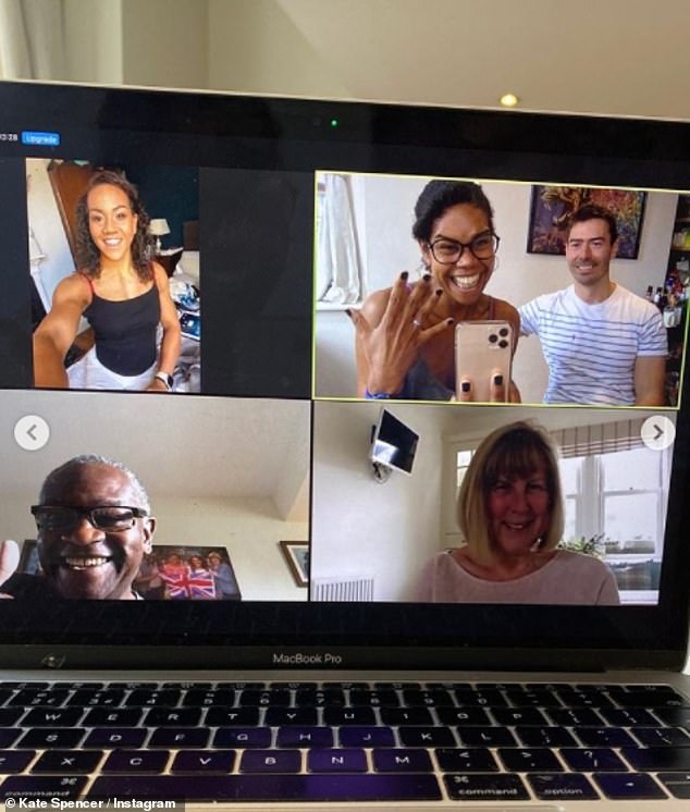 Kada je tada javno objavila zaruke, podijelila je i screenshot od trenutka kada je to objavila svojoj obitelji u Zoom video pozivu