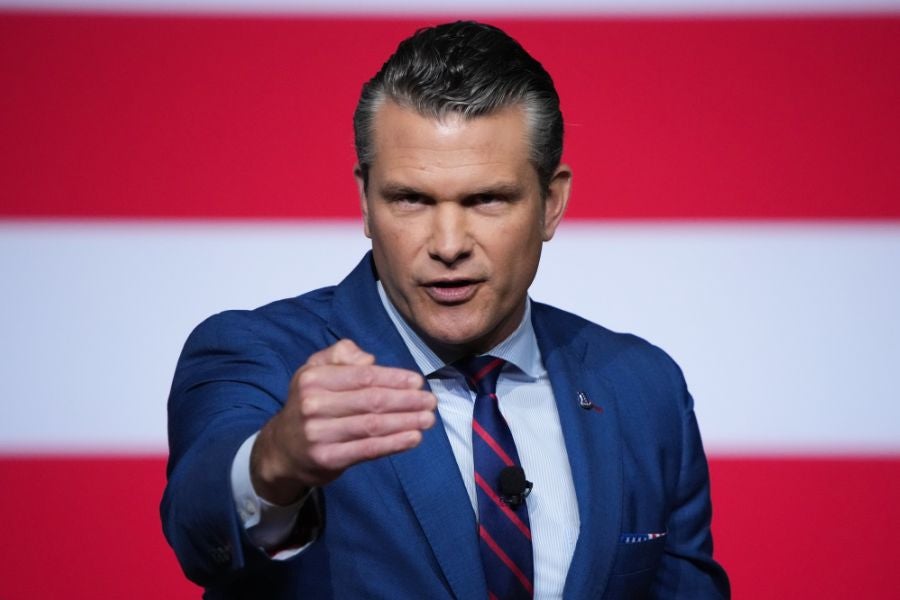 Ratni sekretar Pete Hegseth pojasnio je u petak na X da će Qatar -ov trening biti u američkoj bazi, a ne puna strana baza