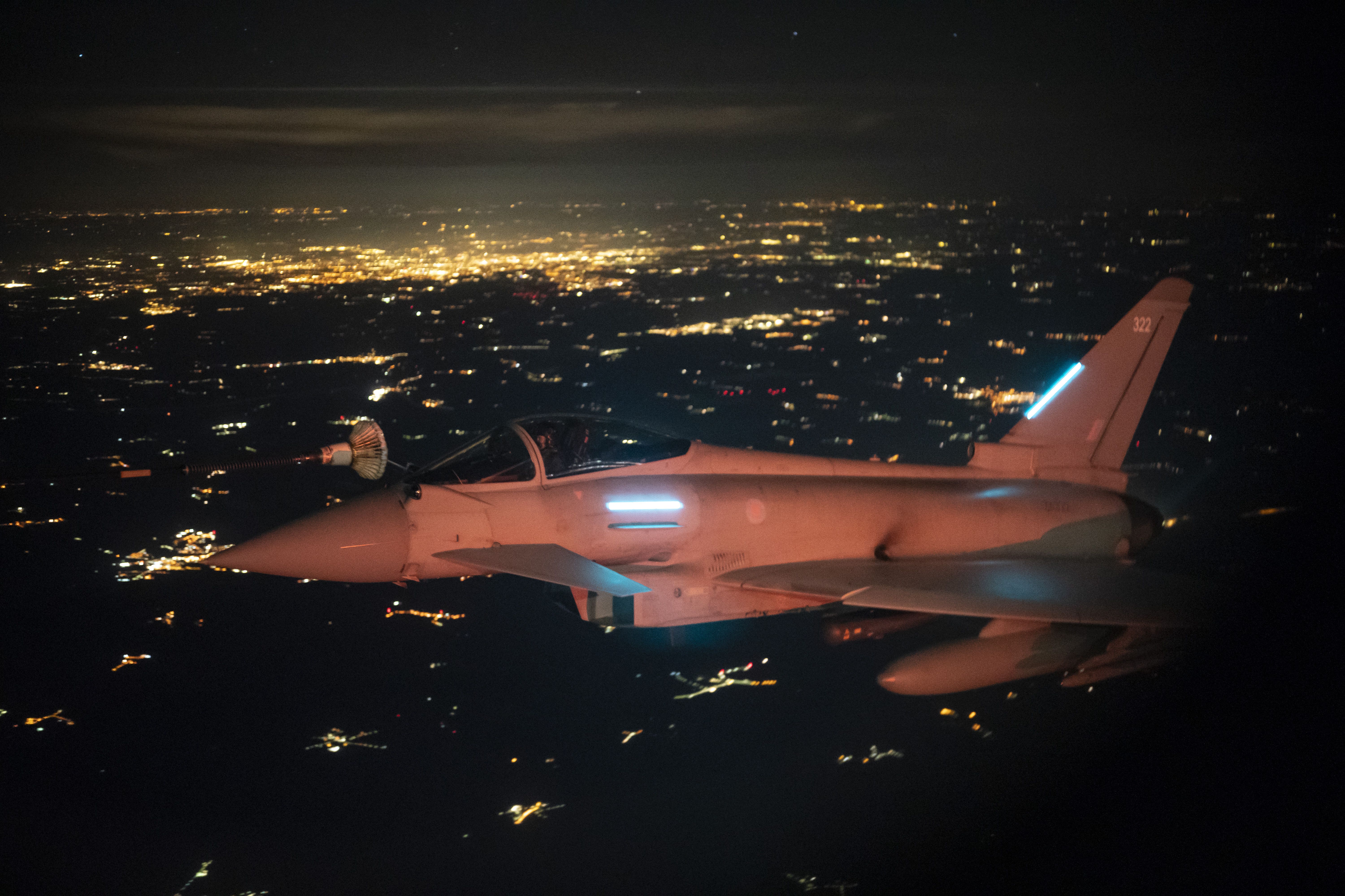 Kraljevski zrakoplovne snage FGR4 Typhoon (Pozivni kaos jedan, naoružan raketama Asraam Air-to-Arie