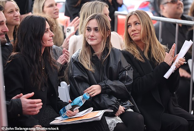 Jennifer je službeno postala kuma 2004. godine kada su njezini prijatelji odvjetnika Courteney Cox (L, na slici 2023.) dočekala svoju sada 21-godišnju kćer Coco (M) sa tadašnjim suprugom Davidom Arquetteom, koju se razvela 2013.