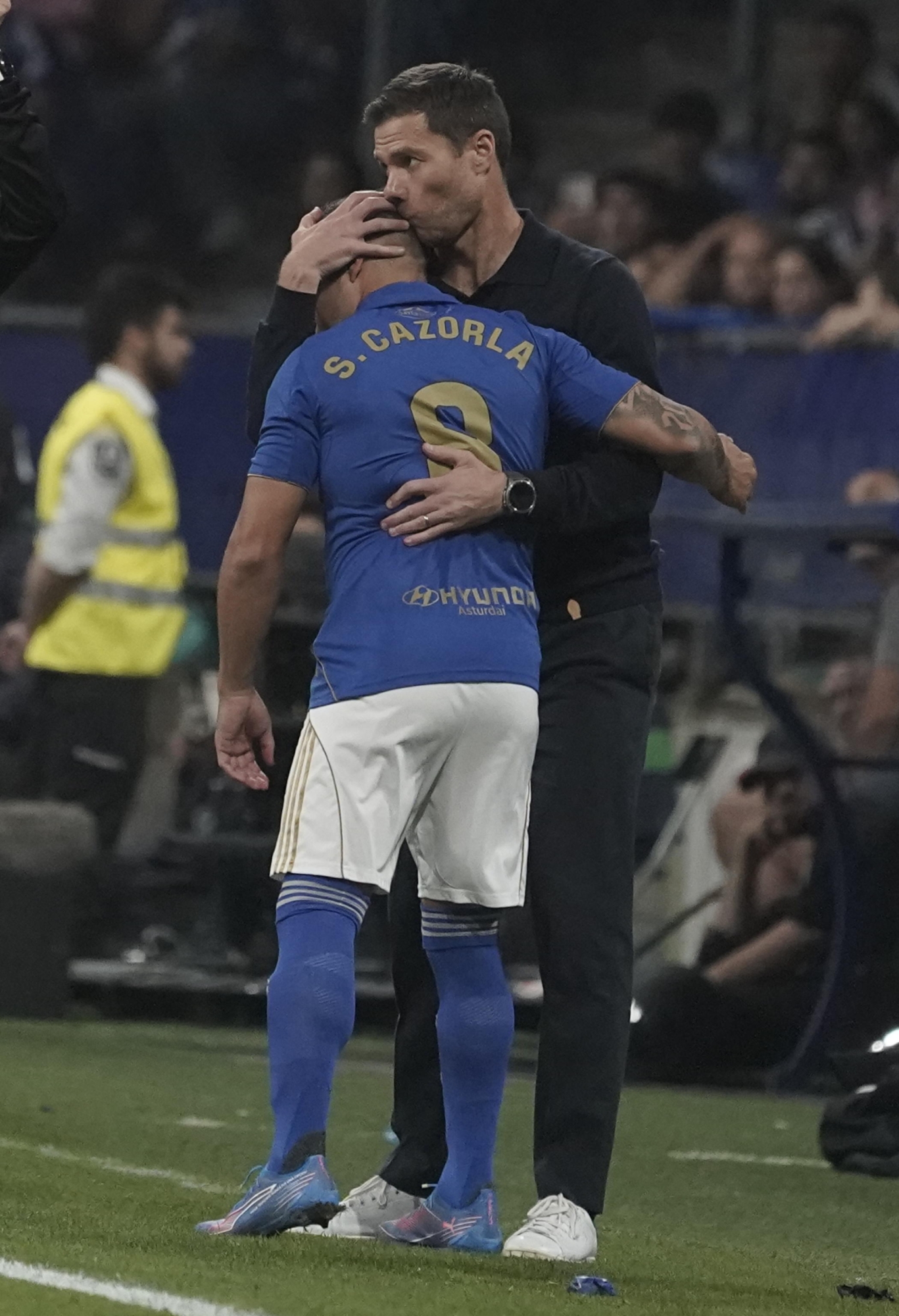 epa12320554 Glavni trener Real Madrida Xabi Alonso (desno) pozdravlja Santija Cazorlu iz Ovieda (lijevo) tijekom španjolske LaLiga nogometne utakmice između Real Ovieda i Real Madrida, u Oviedu, Asturias, Španjolska, 24. kolovoza 2025. EPA/Paco Paredes