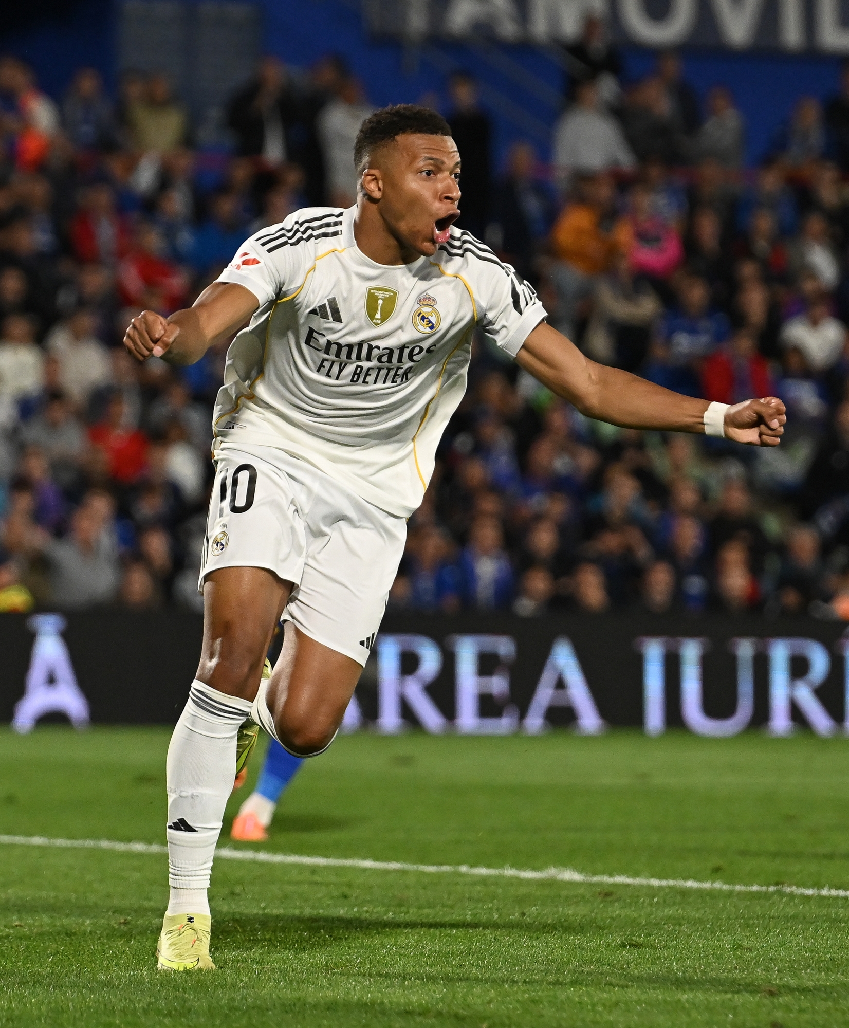GETAFE, ŠPANJOLSKA - 19. LISTOPADA: Kylian Mbappe iz Real Madrida slavi postizanje prvog gola za svoju momčad tijekom LaLiga EA Sports utakmice između Getafe CF-a i Real Madrid CF-a u Coliseumu Alfonso Perez 19. listopada 2025. u Getafeu, Španjolska. (Fotografija Denis Doyle/Getty Images)