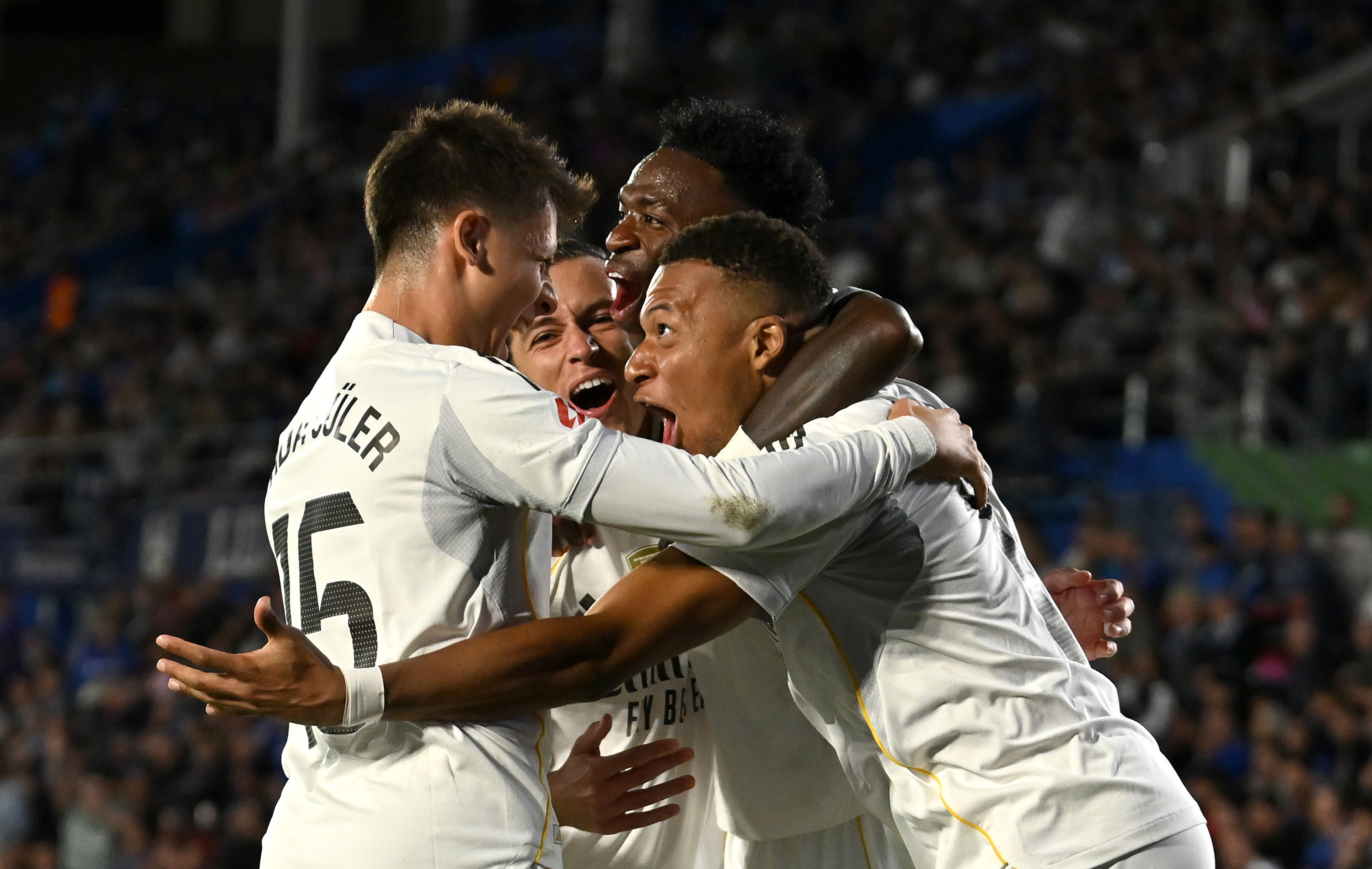 GETAFE, ŠPANJOLSKA - 19. LISTOPADA: Kylian Mbappe iz Real Madrida slavi postizanje prvog gola za svoju momčad sa suigračima Ardom Guelerom, Alvarom Carrerasom i Viniciusom Juniorom tijekom LaLiga EA Sports utakmice između Getafe CF i Real Madrid CF u Coliseumu Alfonso Perez 19. listopada 2025. u Getafeu, Španjolska. (Fotografija Denis Doyle/Getty Images)